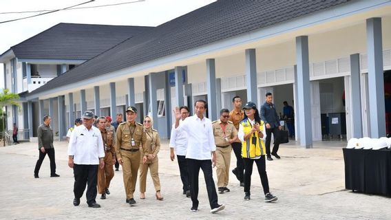 佐科威参观SMK Negeri 1 Rangas Mamuju,承诺为学生建造宿舍
