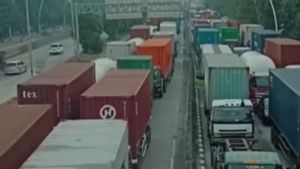 الازدحام المروري في جالان يوس سودارسو بسبب البوابة التلقائية لميناء تانجونغ بريوك إيرور