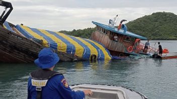 KM Nizam Pengangkut Thousands Of Kelapa Drowned In The Waters Behindpadang Batam