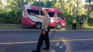    Diduga Ugal-ugalan, Mobil Travel Berpenumpang Belasan Orang Kecelakaan di Jembrana Bali