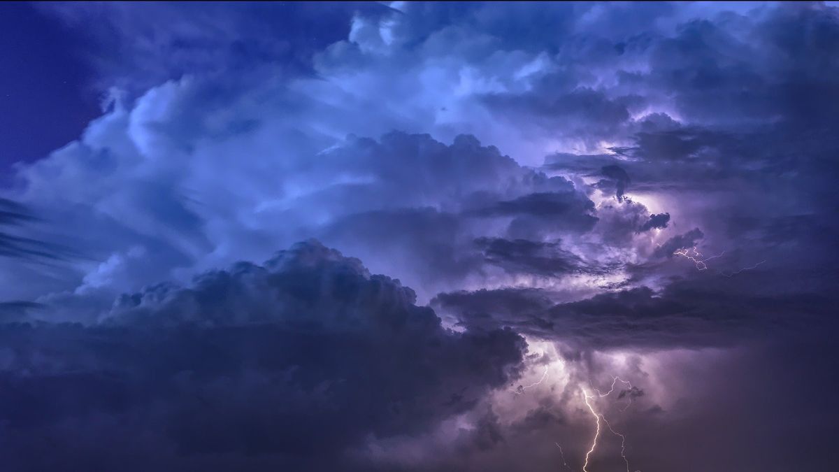 闪电的雷声装饰着贾博德塔贝克的天空