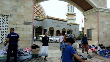 Musulmans Sunnites Dans L'île D'Ambon Ont Tarawih Prière, Jeûne Demain