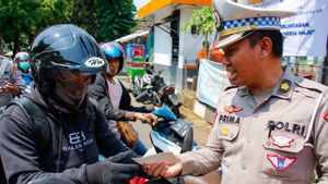 Police Will Ticket Road Users Who Are Desperate To Break Through The Kemayoran Train Door