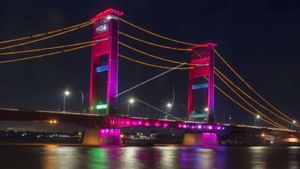 Le pont Ampera ajoute beau le soir, le gouvernement de la ville ajoute des lumières à motif de sungket