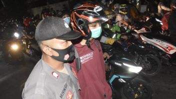 Police Arrest 4 Suspected Provocateurs Breaking Through Barricades In Bekasi