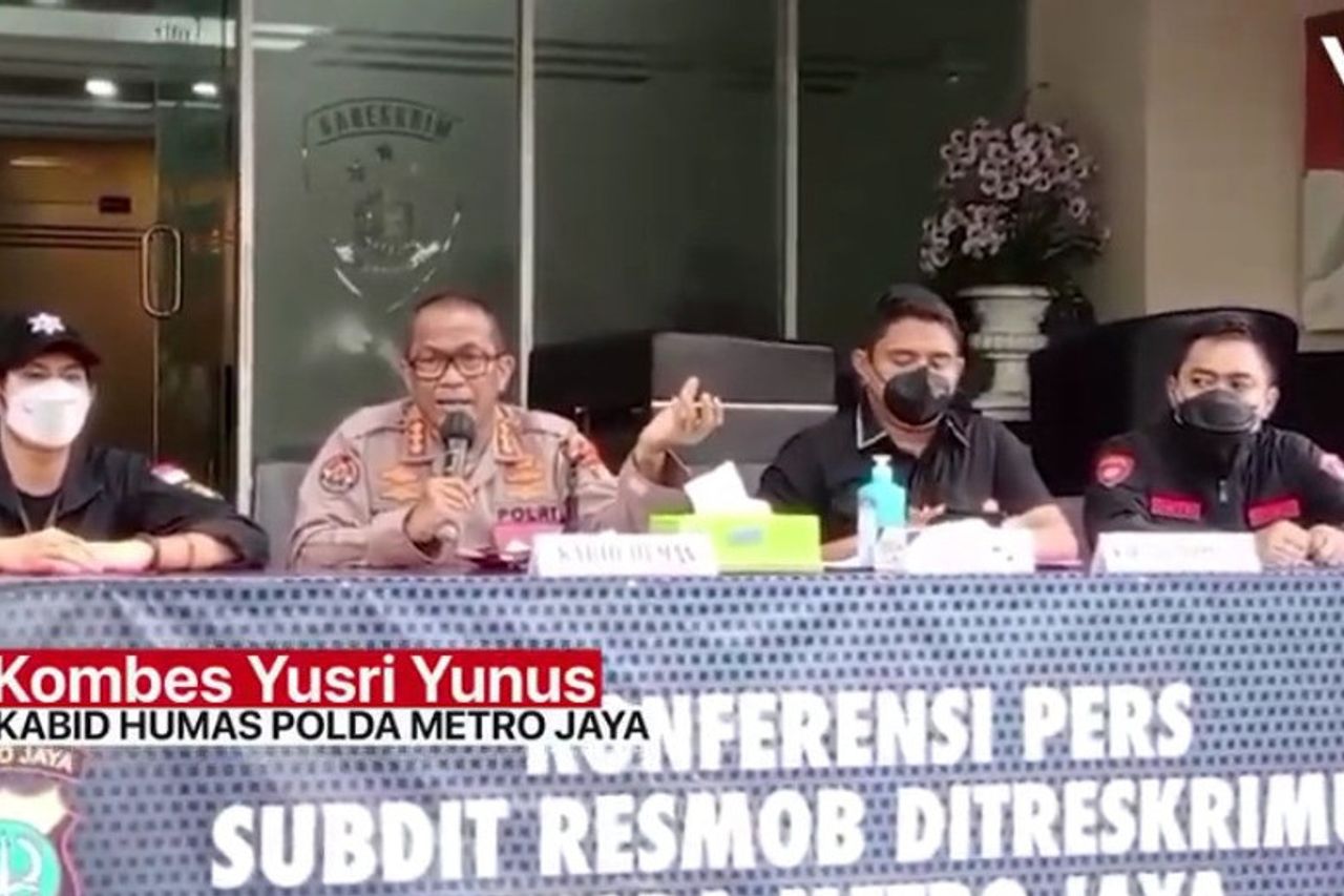 فيديو: الشرطة اكتشاف ممارسات توزيع الصور الإباحية في Pinjol Kelapa Gading مكتب غارة