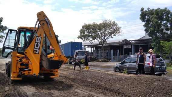 Roads Damaged Due to Floods in Kudus Repaired