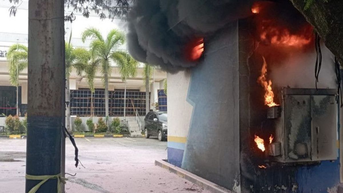 Gardu Listrik di Halaman Palembang Square Mal Terbakar