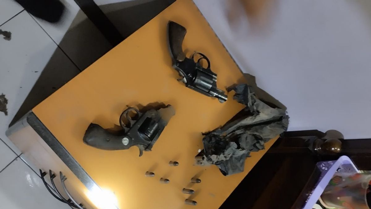 المشتبه به دوكون سانتيت مالك 2 من الأسلحة النارية والقنابل البركانية ناناس هو بالفعل مشتبه به في مركز شرطة سيبوتات تيمور