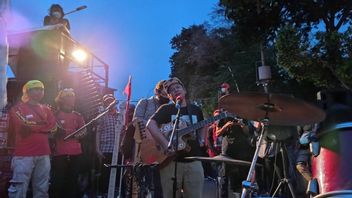 Coming To Evening, The Greenhouse Effect Comes To The Proclamation Monument And Sings In The Air