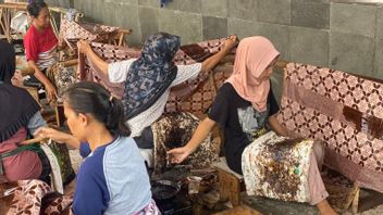 Trusmi Cirebon Batik Tourism Area, Tired Release During Lebaran Homecoming