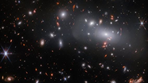 تلسكوب جيمس ويب يلتقط ثلاثة توائم من مجموعات المجرات التي تستضيف المستعر الأعظم