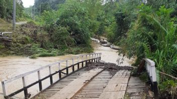 Floods And Landslides Hit Bunut Hulu, West Kalimantan, 1 Bridge Washed Away