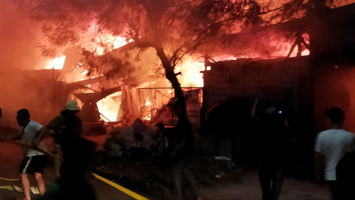 Kebakaran di Duren Sawit Lalap Bengkel Mobil, Lapak Barang Bekas, dan Kandang Penggemukan Ternak