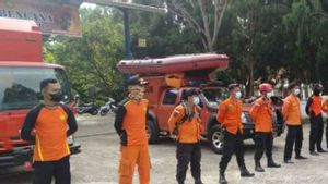 KM Karmila Patah Kemudi, 13 Penumpang Dievakuasi 18 Petugas SAR Gabungan ke Pulau Kambing 