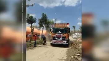 Le gouvernement provincial de Sumatra du Sud a distribué une aide aux victimes de l'inondation d'Aceh Tamiang