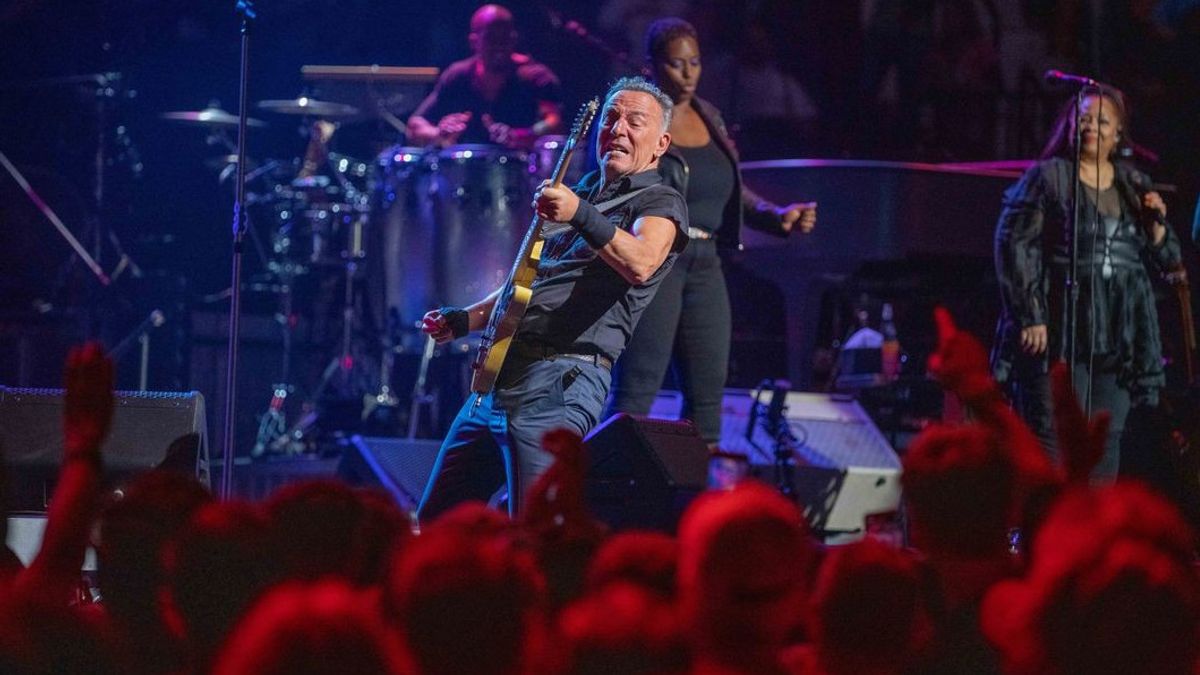 布鲁斯·斯普林斯汀(Bruce Springsteen)值得一提,宣布了最伟大的热门专辑的计划发行