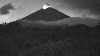 Mount Semeru Erupts With An Eruption As High As 400 Meters On Friday Night