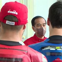 佐科威和MotoGP车手聊天：你在印度尼西亚的粉丝很多