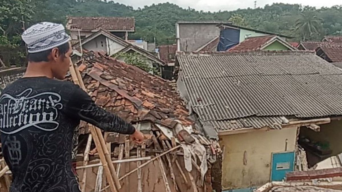 Cianjurの住民は、地震の影響を受けた家の残りの壁に押しつぶされて亡くなりました