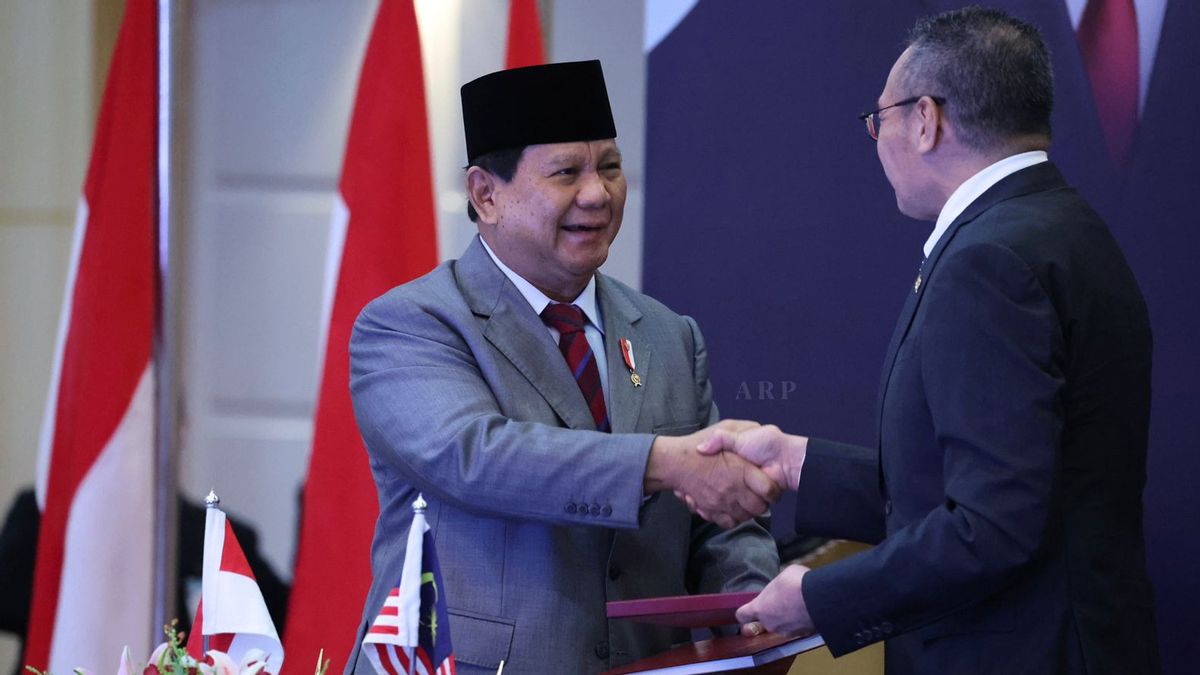 普拉博沃与马来西亚国防部长签署印尼-马来西亚防务谅解备忘录