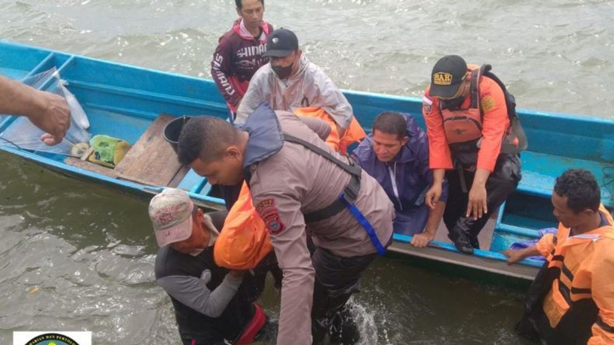 ضرب من قبل موجات، قارب ركاب ينقلب في مياه مانغولي من تيرنات، وفاة شخص واحد