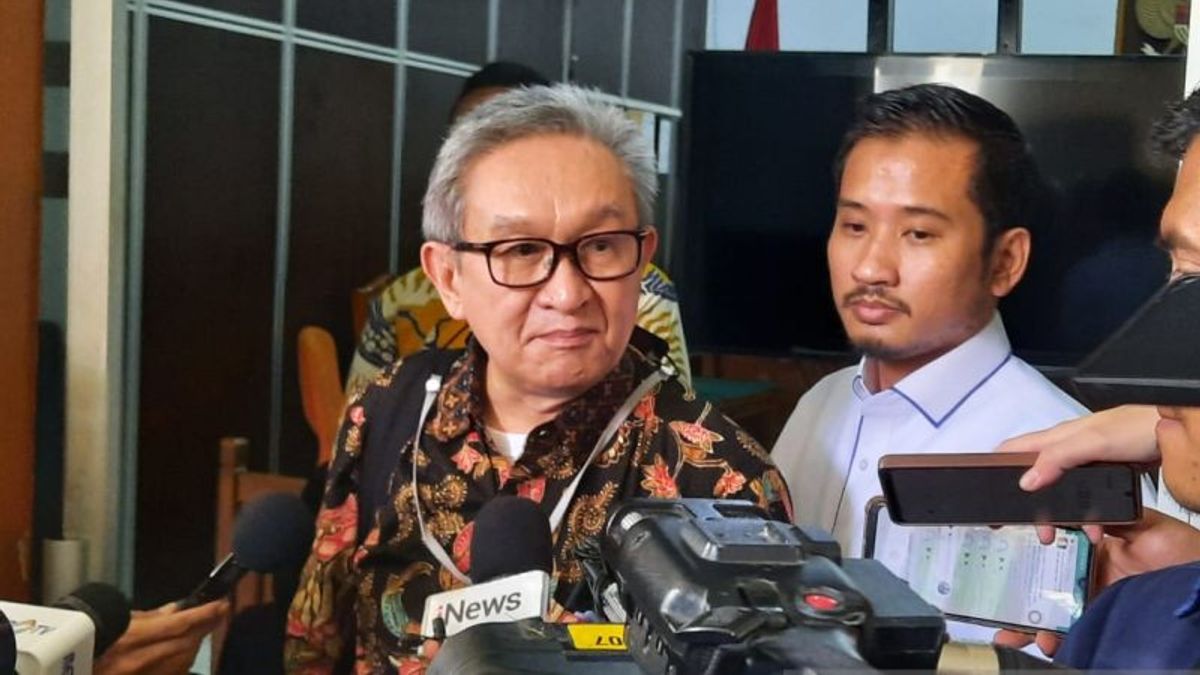 Maqdir Ismail Pengacara Tersangka BTS Kominfo Irwan Hermawan Bakal Bawa Uang Rp27 Miliar ke Kejagung