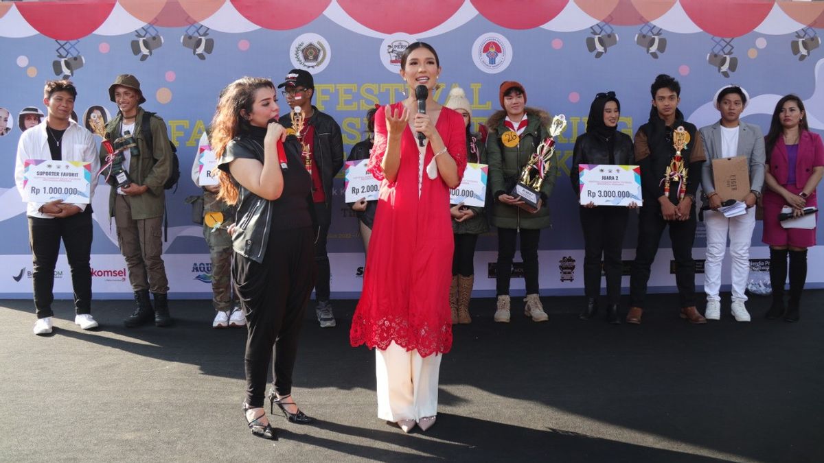 Kemenpora Cup Fashion Show Competition And PWI Jaya Trophy Success, Celebrities Call On Government To Support Student Creativity