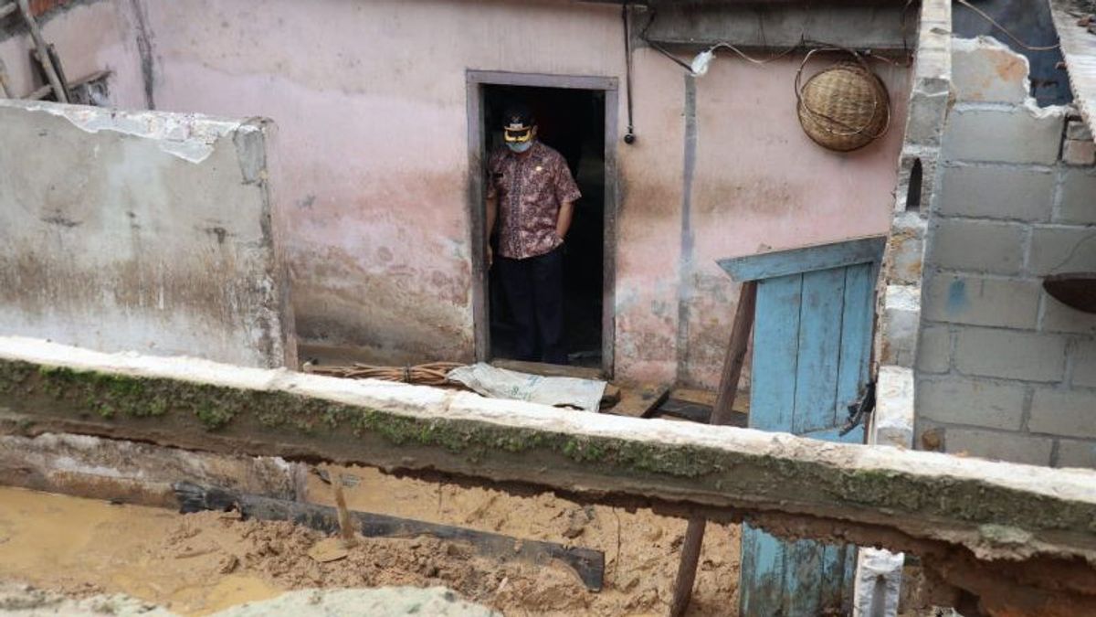 Wabub Syahbudin Salurkan Beras dan Uang Tunai ke 2 Korban Tanah Longsor di Bangka