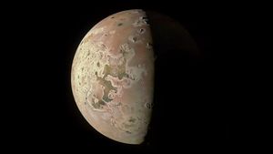 Pesawat Juno NASA Akan Pantau Bulan Vulkanik Io dari Jarak Terdekat