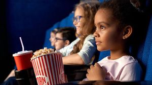 5 Tips Mengajak Anak Nonton Bioskop untuk Pertama Kali, Supaya si Kecil Nggak Rewel dan Mengganggu