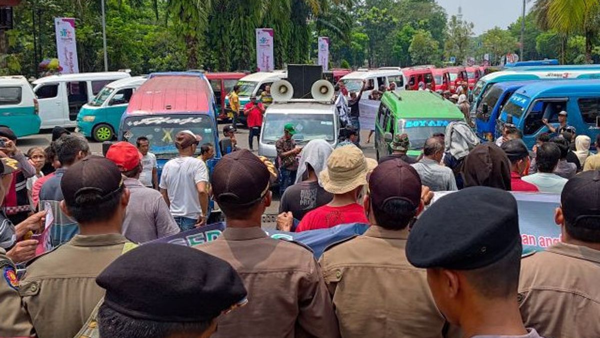 Des dizaines de chauffeurs d’Angkot démonsent demandant des restrictions sur les transports en commun non autorisées à Tangerang