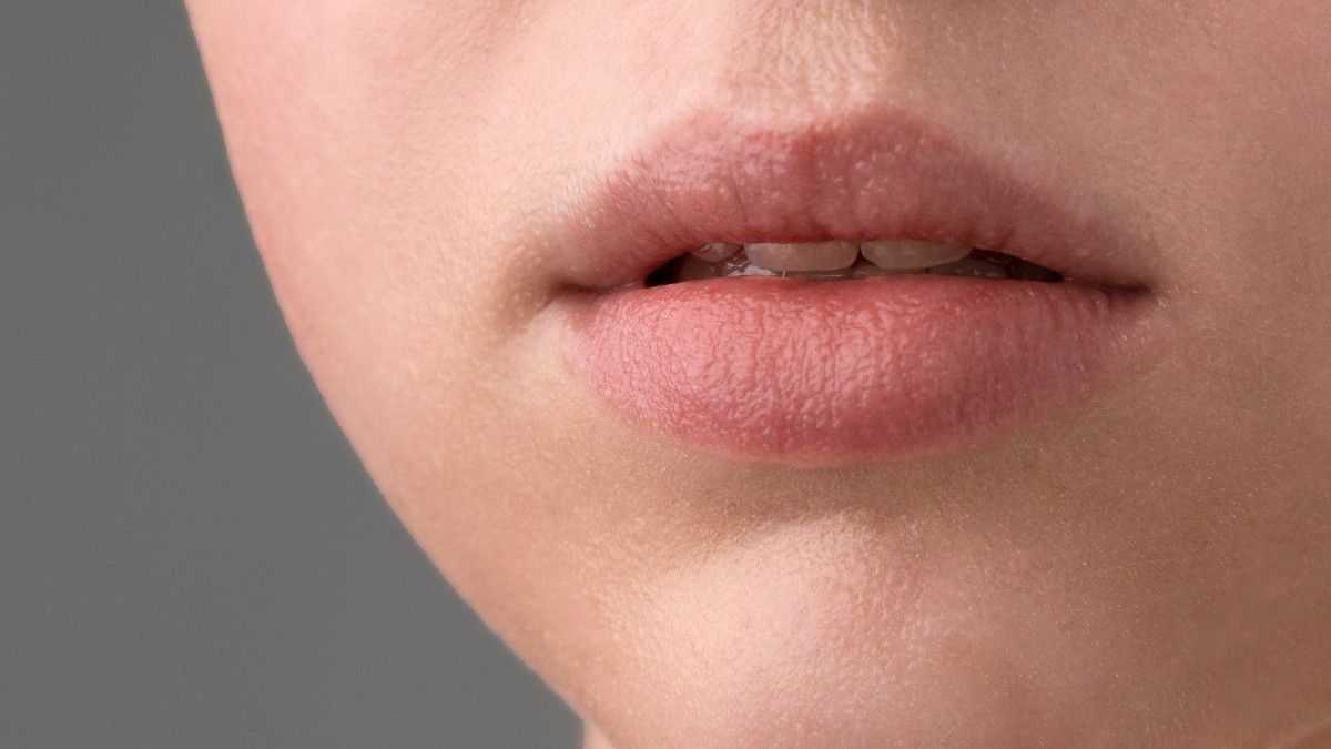 皮膚科医によると、唇が乾燥して壊れるのを防ぐ7つの方法は次のとおりです