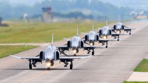 한국 F-4 팬텀II 전투기가 50년 만에 작별비행을 했다.