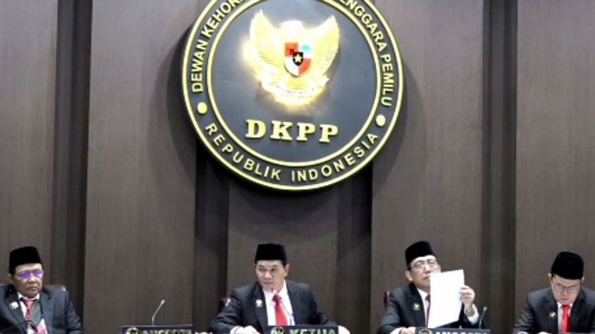 DKPPは、報告の撤回にもかかわらず、KPU会長をチェックし続けています