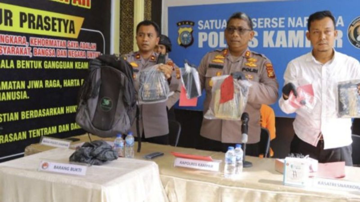 Police Arrest Couriers Who Want To Circulate 3.3 Kilograms Of Methamphetamine To Pekanbaru And Kampar Riau