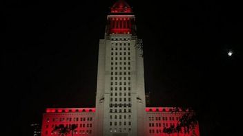 Les lumières rouges et blanches décorent l'hôtel de ville de Los Angeles pour leur 69e anniversaire