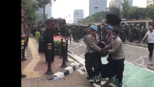 Aksi Demo di Depan Gedung DPR: 1 Polisi 'Tumbang' Dibopong Rekan-rekannya