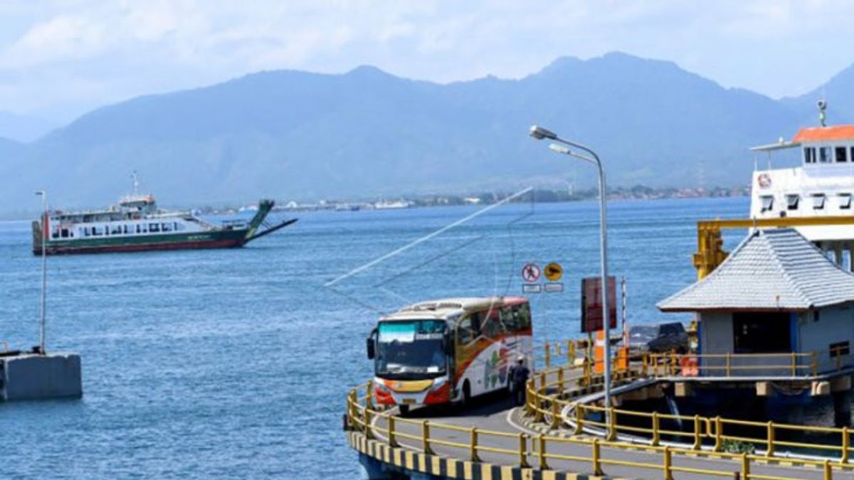 彼らは帰省が禁止される前にバリ島を離れるように群がった