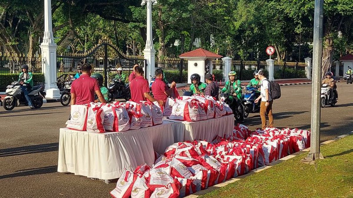 Le président Jokowi partage une aide sembako aux résidents devant le palais