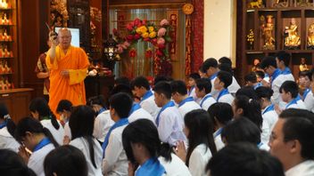 Jelang Waisak 2025, Ratusan Umat Buddha Ikuti Upacara Wisudhi di Wihara Ekayana Arama