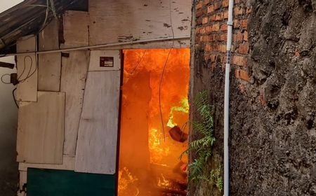 Gegara Kipas Angin, Dua Rumah Warga di Pulogadung Terbakar