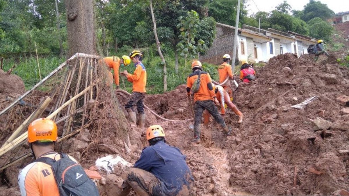 The SAR Team Is Still Looking For 24 People On The Fourth Day Of The Sumedang Landslide