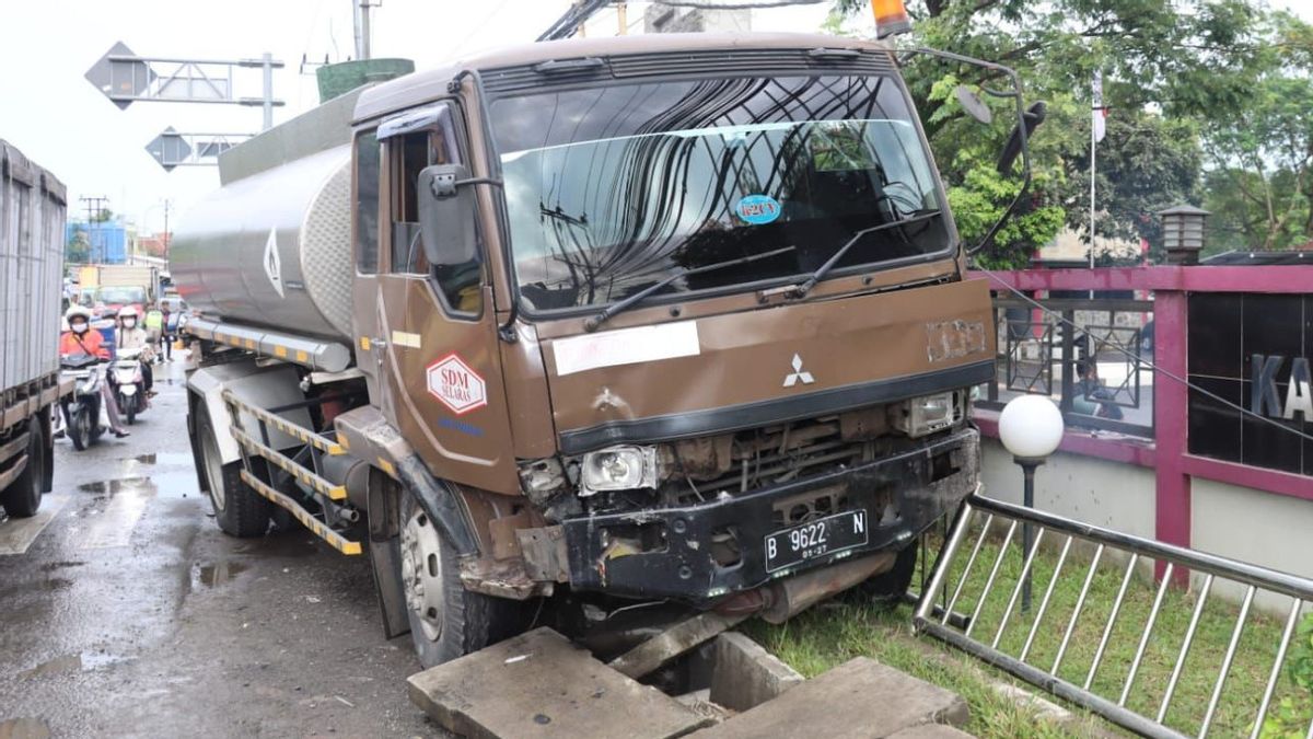 Allegedly Brake Blong, Fuso Truck Hits 3 Motorcyclists To Death In Cikupa