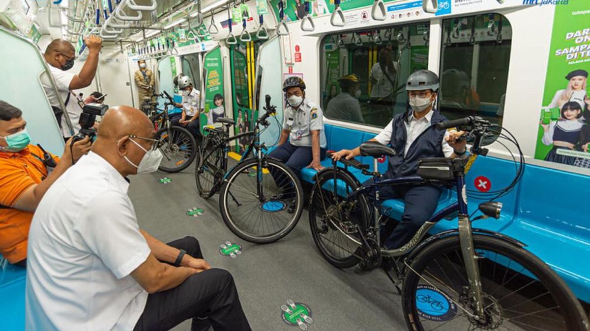 折りたたみ式ではない自転車は今日MRTに入ることを許可され、Aniesは実験に参加します