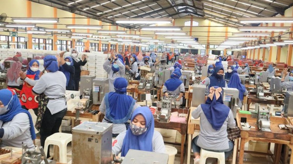 3.355 Cigarette Factory Employees In Mojokerto Receiving DBHCHT Social Assistance