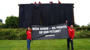 Protes Kebijakan Soal Minyak, Aktivis Greenpeace Tutup Rumah Pribadi PM Inggris Rishi Sunak dengan Kain Hitam