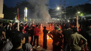 Ribuan Massa Aliansi Utara Masih Mengepung Kantor DPRD Tarakan hingga Malam