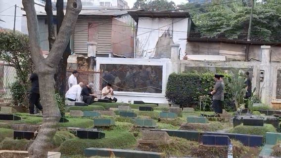 Wins Quick Count, Prabowo Visits Mother And Father's Grave