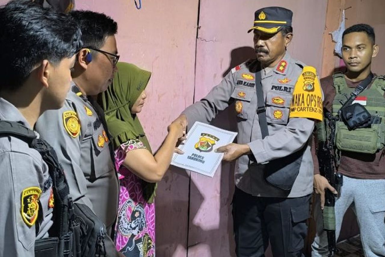 Yahukimo Police Personnel Visit Families Of KKB Murder Victims In Dekai